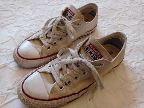 Getragene  stark abgenutzte  weisse Converse All Star Größe 38