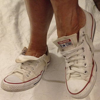 Getragene  stark abgenutzte  weisse Converse All Star Größe 38