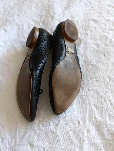 Stark getragene schwarze Ballerinas  Absatz 1 cm  Größe 40  17