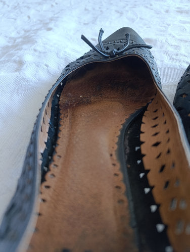 Stark getragene schwarze Ballerinas  Absatz 1 cm  Größe 40  17