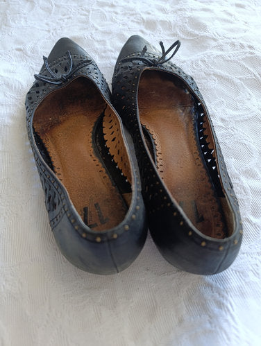 Stark getragene schwarze Ballerinas  Absatz 1 cm  Größe 40  17