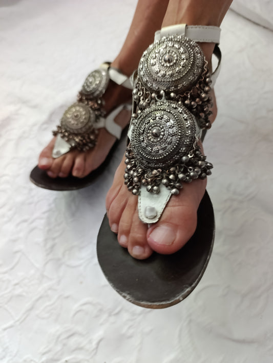 Getragene Damensandale weiss Größe 39