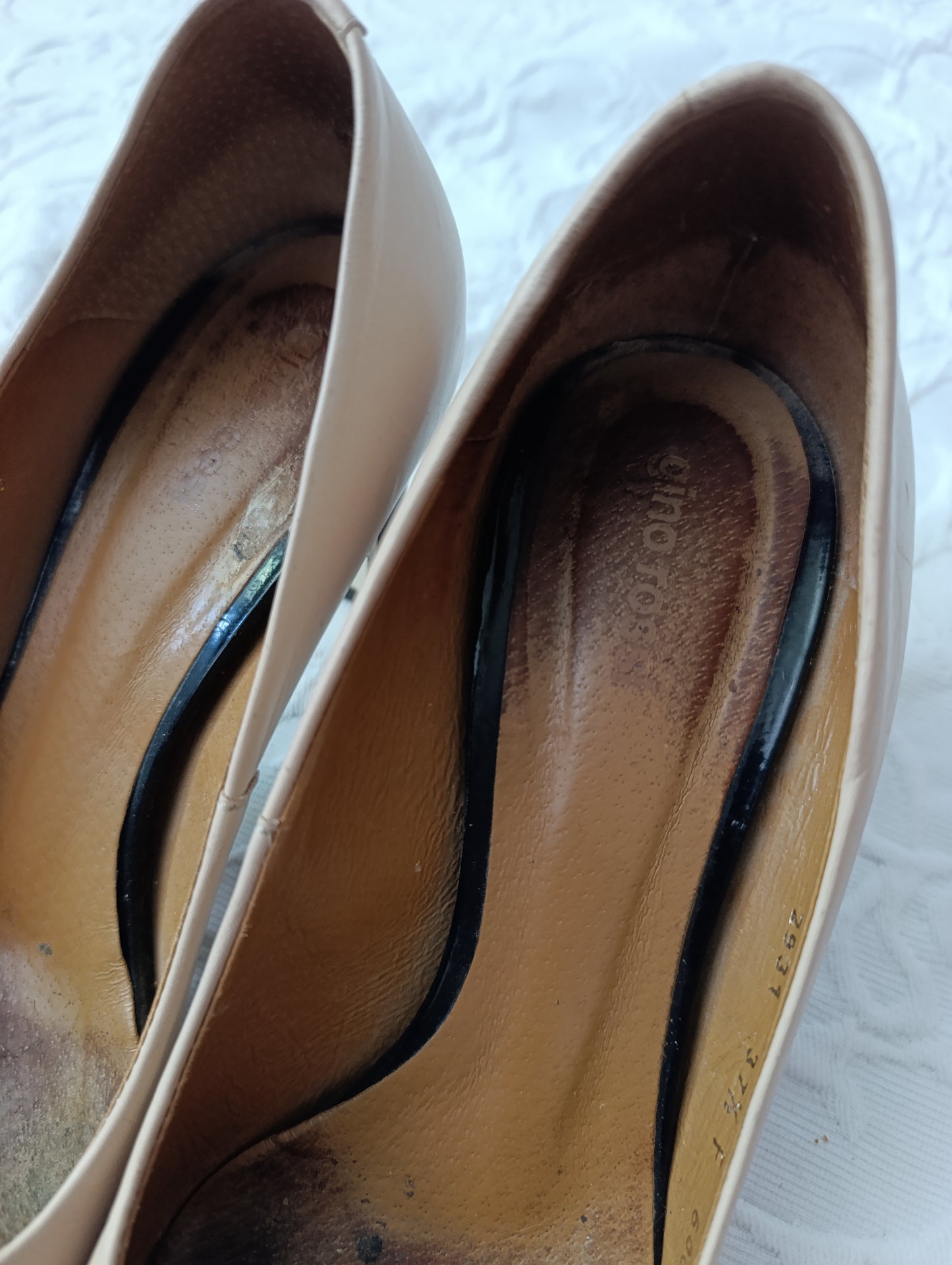 Stark getragene beige Pumps Absatz 6 cm Größe 37,5  gino rossi