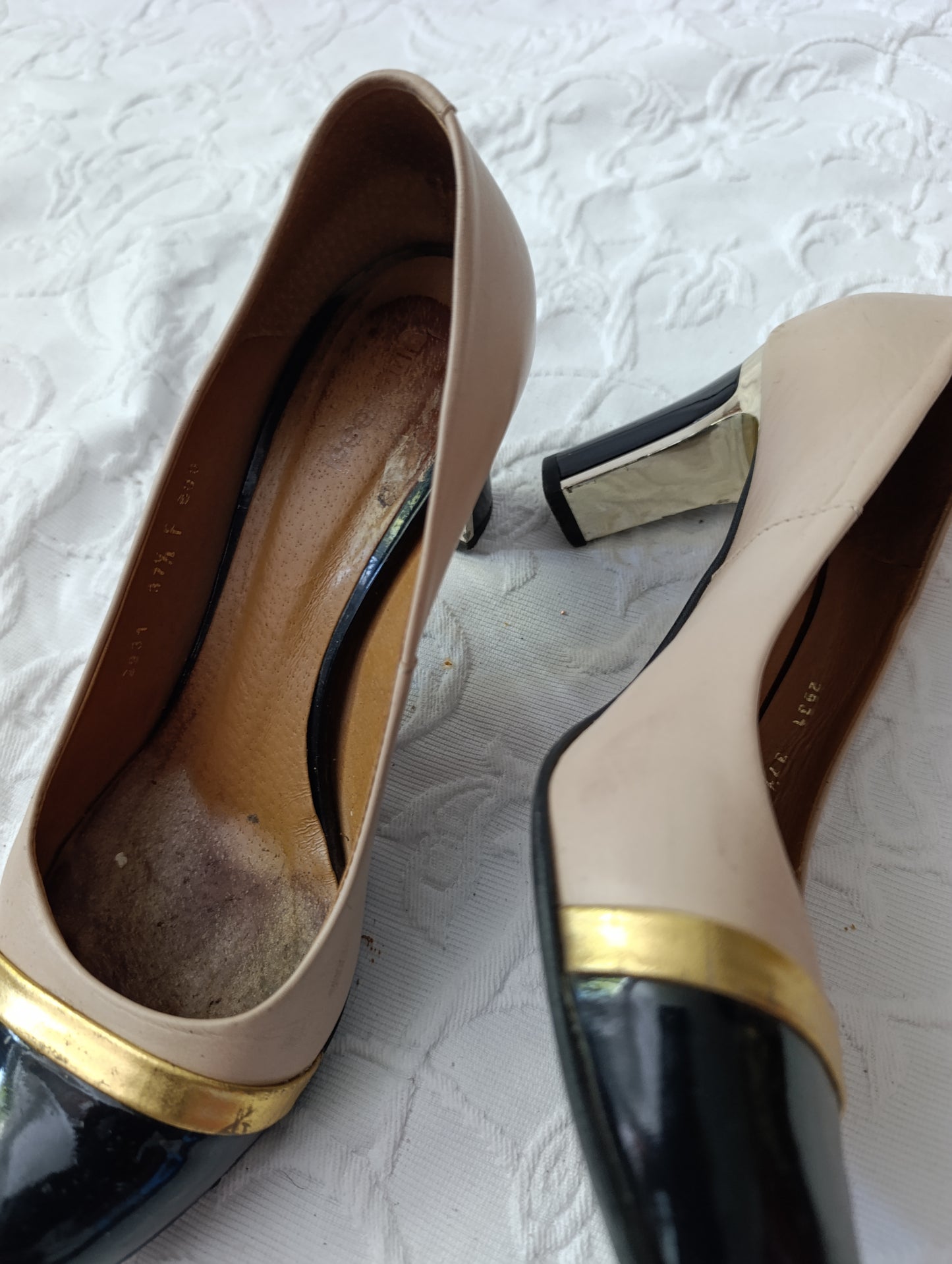 Stark getragene beige Pumps Absatz 6 cm Größe 37,5  gino rossi
