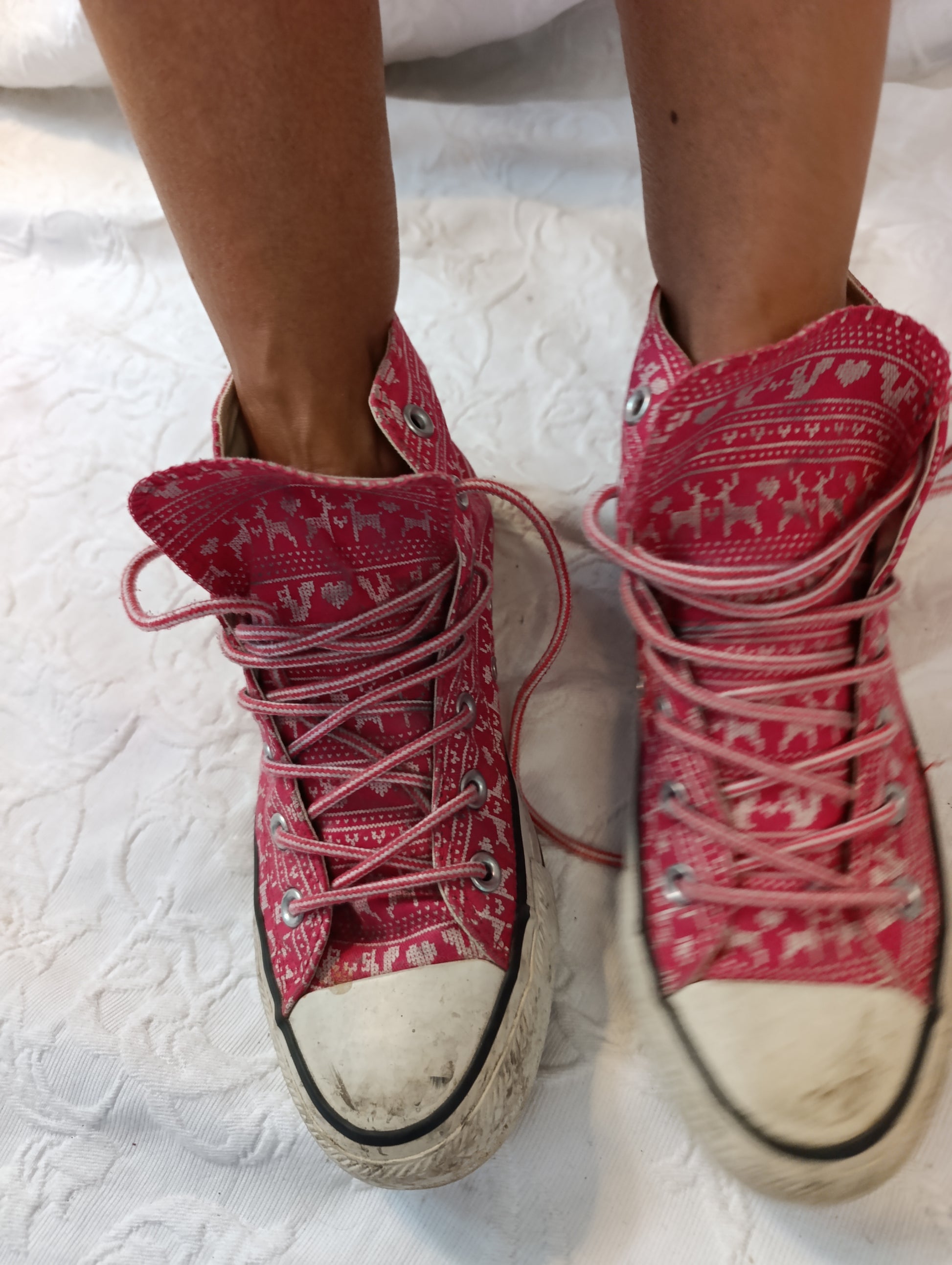 Schöne Frauenfüße in weiß rosa Conerse Allstars