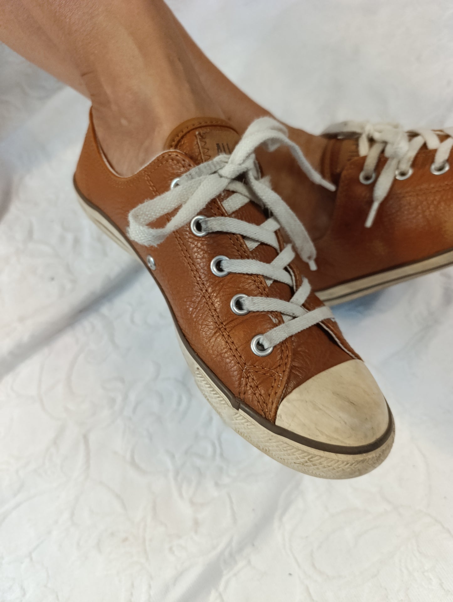 Getragene, stark abgenutzte, braune Converse All Star Größe 38,5