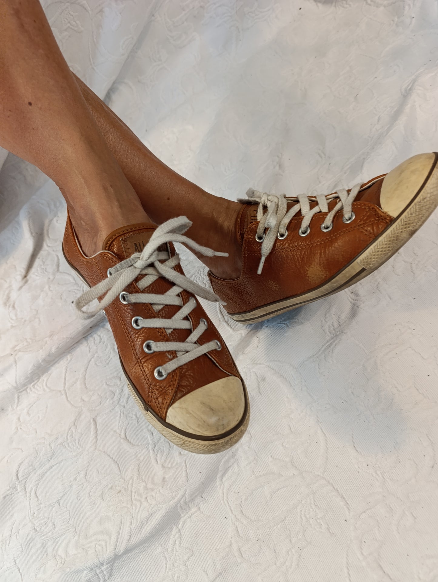 Getragene, stark abgenutzte, braune Converse All Star Größe 38,5