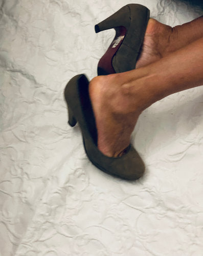 Getragene Pumps aus grauen Samt Größe 38