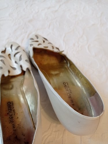 Stark getragene  weiße Pumps Größe 39 von Eva Accatino