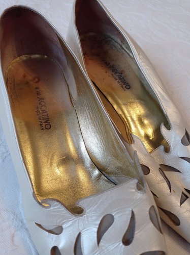 Stark getragene  weiße Pumps Größe 39 von Eva Accatino