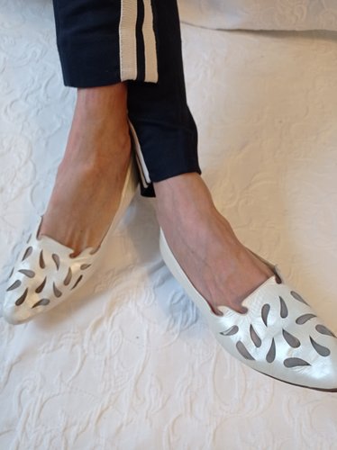 Stark getragene  weiße Pumps Größe 39 von Eva Accatino