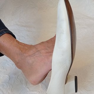 Stark getragene, weiße Pumps Größe 39 von Donna Marina e