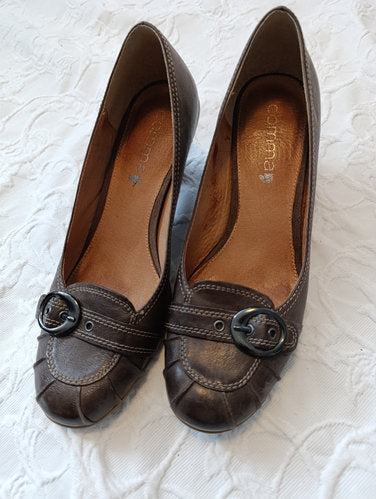 Stark getragene braune Pumps Größe 40 von Comma