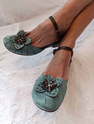 Getragene  Sandale mit Keilabsatz  Größe 40