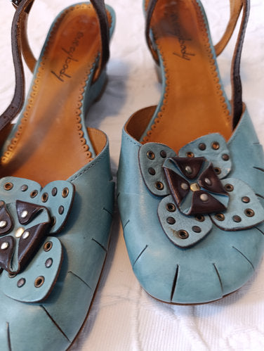 Getragene  Sandale mit Keilabsatz  Größe 40