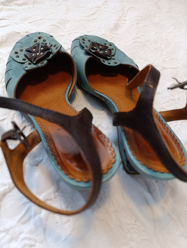 Getragene  Sandale mit Keilabsatz  Größe 40