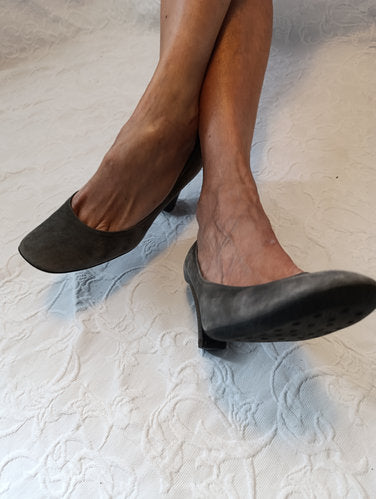 Stark getragene Pumps  grau  Samt  Größe 38 Absatz 7 cm andrea manueli