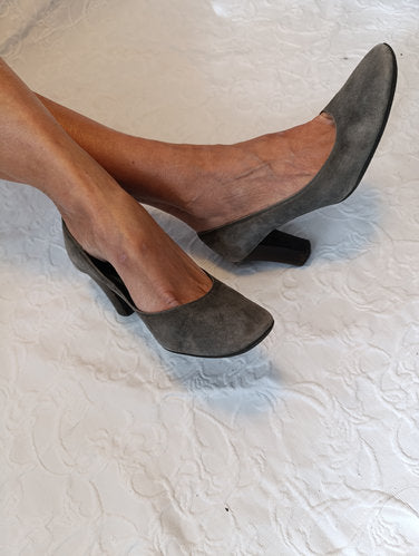 Stark getragene Pumps  grau  Samt  Größe 38 Absatz 7 cm andrea manueli