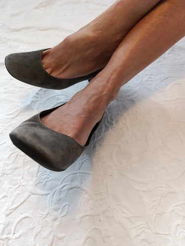 Stark getragene Pumps  grau  Samt  Größe 38 Absatz 7 cm andrea manueli