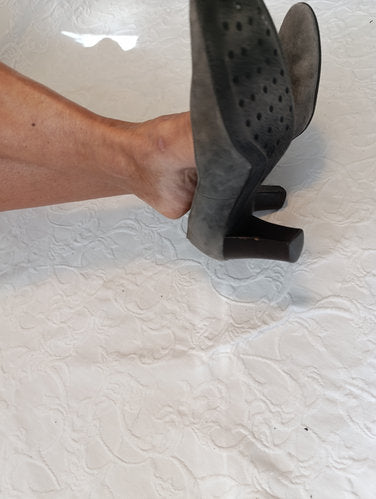 Stark getragene Pumps  grau  Samt  Größe 38 Absatz 7 cm andrea manueli