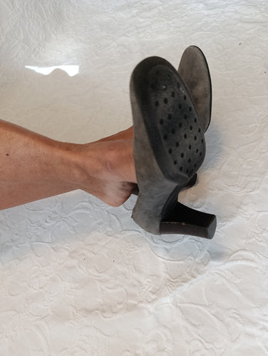 Stark getragene Pumps  grau  Samt  Größe 38 Absatz 7 cm andrea manueli