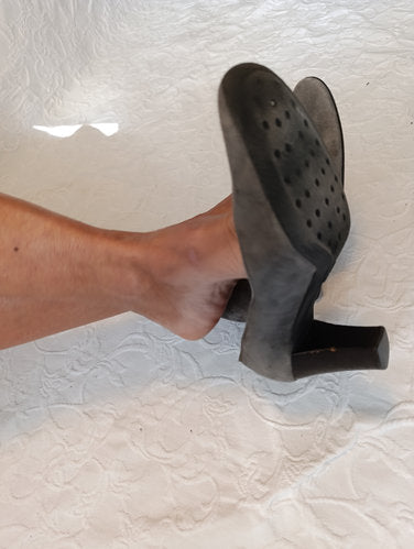 Stark getragene Pumps  grau  Samt  Größe 38 Absatz 7 cm andrea manueli