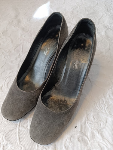 Stark getragene Pumps  grau  Samt  Größe 38 Absatz 7 cm andrea manueli