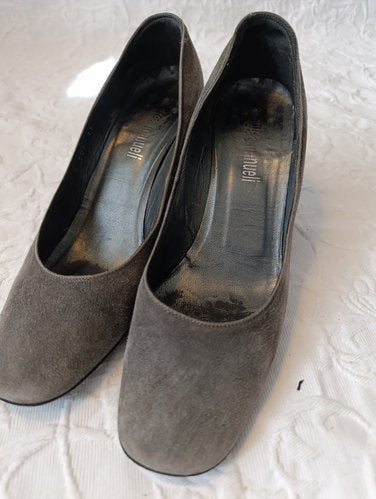 Stark getragene Pumps  grau  Samt  Größe 38 Absatz 7 cm andrea manueli
