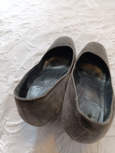 Stark getragene Pumps  grau  Samt  Größe 38 Absatz 7 cm andrea manueli