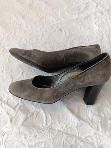 Stark getragene Pumps  grau  Samt  Größe 38 Absatz 7 cm andrea manueli