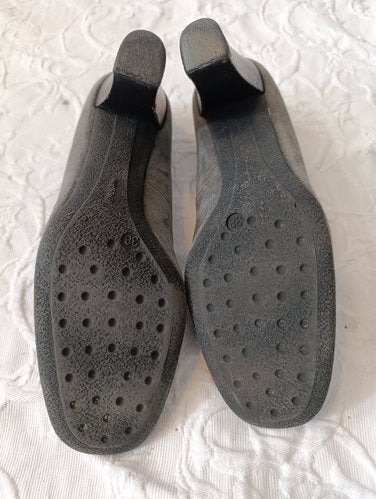 Stark getragene Pumps  grau  Samt  Größe 38 Absatz 7 cm andrea manueli