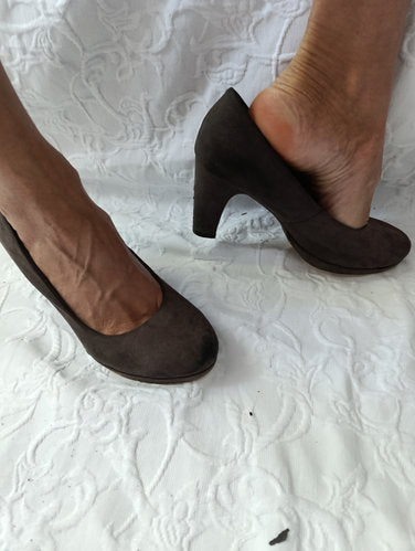 Stark Getragene Pumps grau Absatz 8 cm Größe 38