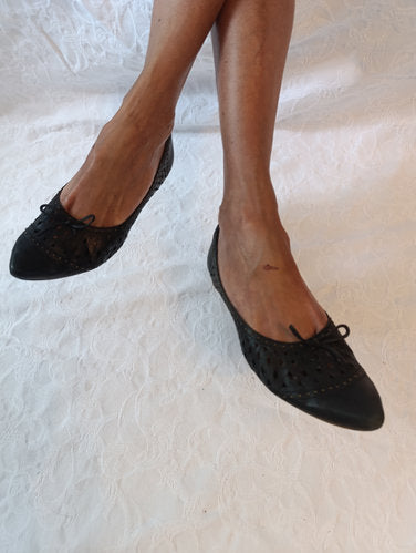 Stark getragene schwarze Ballerinas  Absatz 1 cm  Größe 40  17