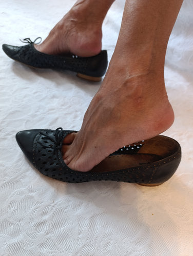 Stark getragene schwarze Ballerinas  Absatz 1 cm  Größe 40  17