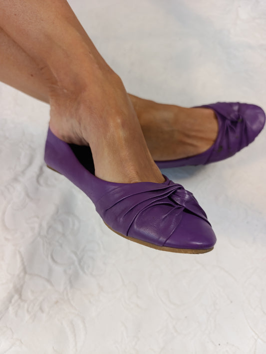 Wunderschöne Frauenüße in ila farbenen Ballerinas.