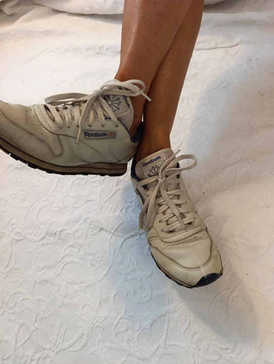 Stark getragene reebok Laufschuhe an den Füßen einer schönen Frau