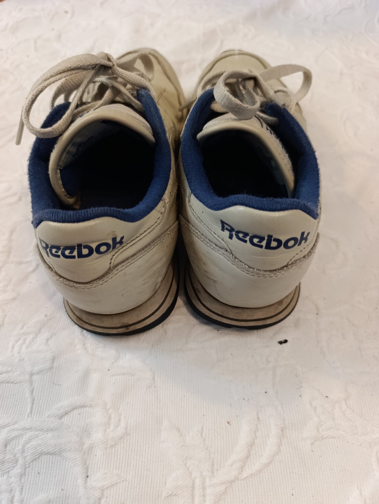 Getragene, stark abgenutzte, weisse Reebok Laufschuhe Größe 38