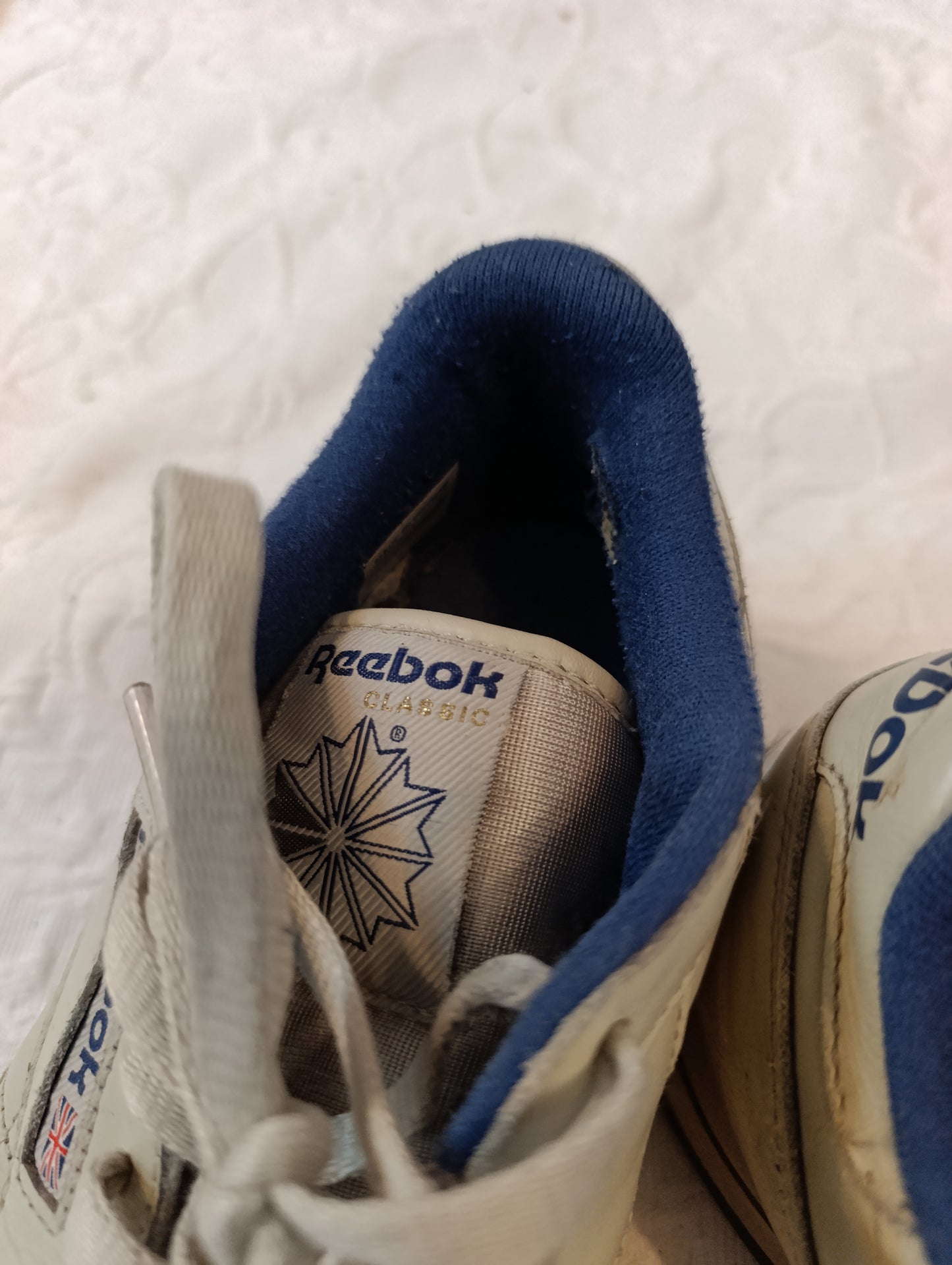 Getragene, stark abgenutzte, weisse Reebok Laufschuhe Größe 38