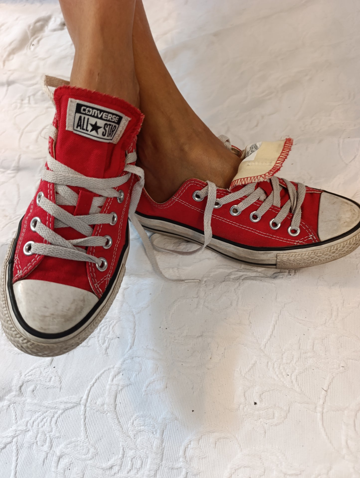 Getragene, stark abgenutzte, rote Converse All Star Größe 37,5
