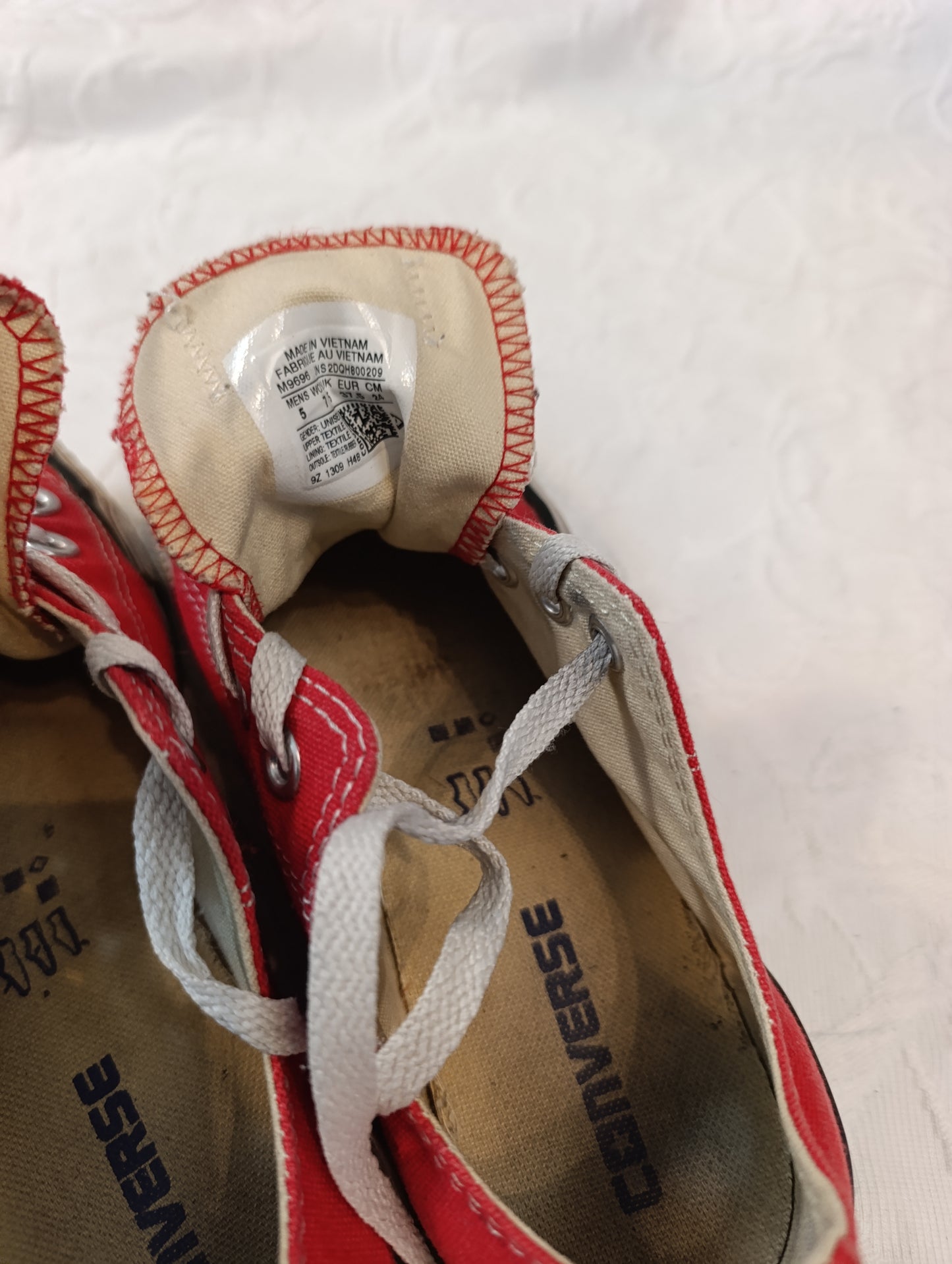 Getragene, stark abgenutzte, rote Converse All Star Größe 37,5