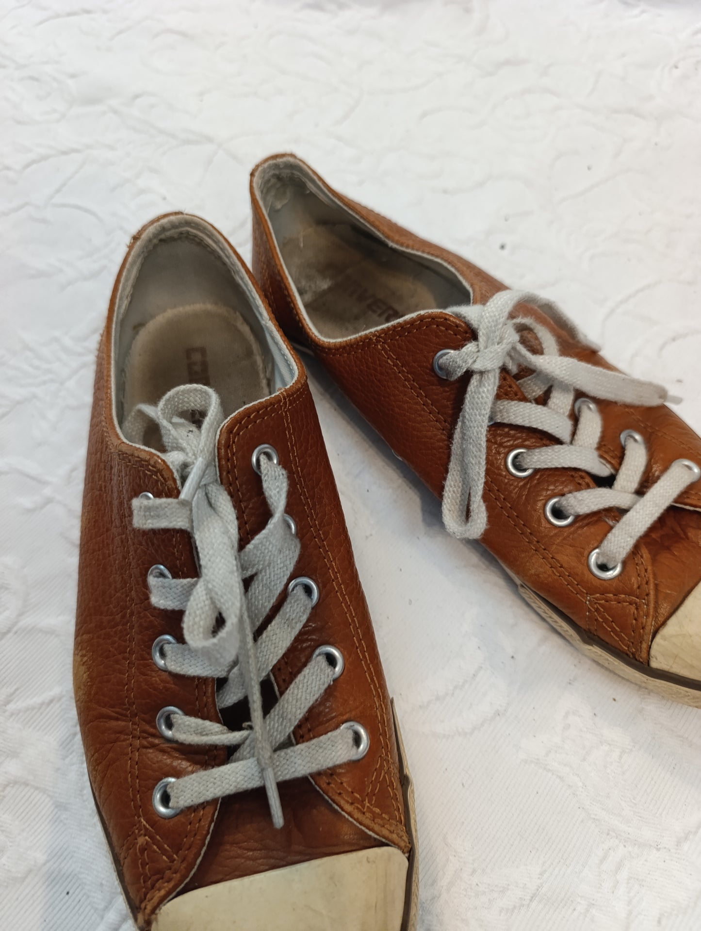 Getragene, stark abgenutzte, braune Converse All Star Größe 38,5