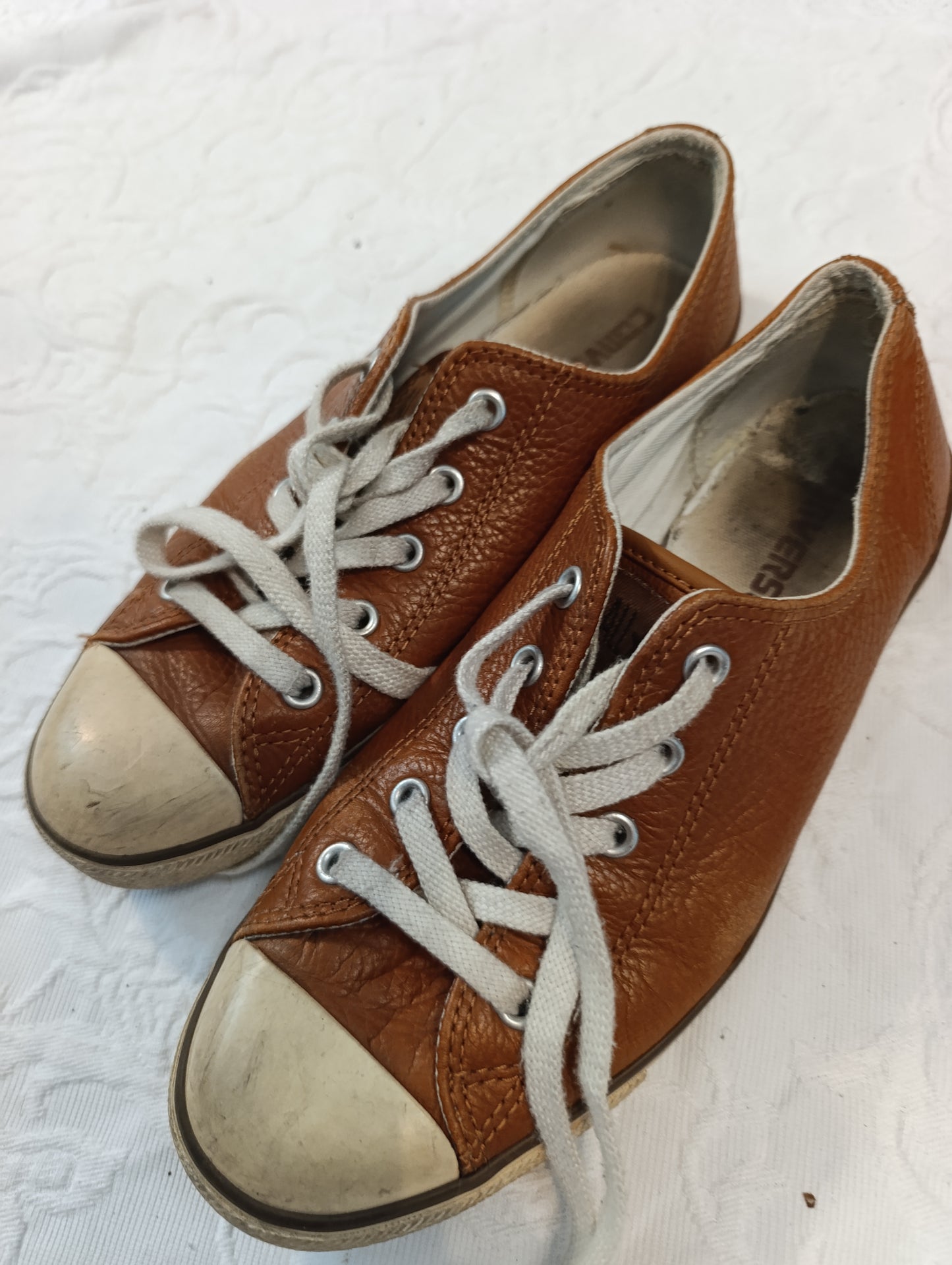 Getragene, stark abgenutzte, braune Converse All Star Größe 38,5