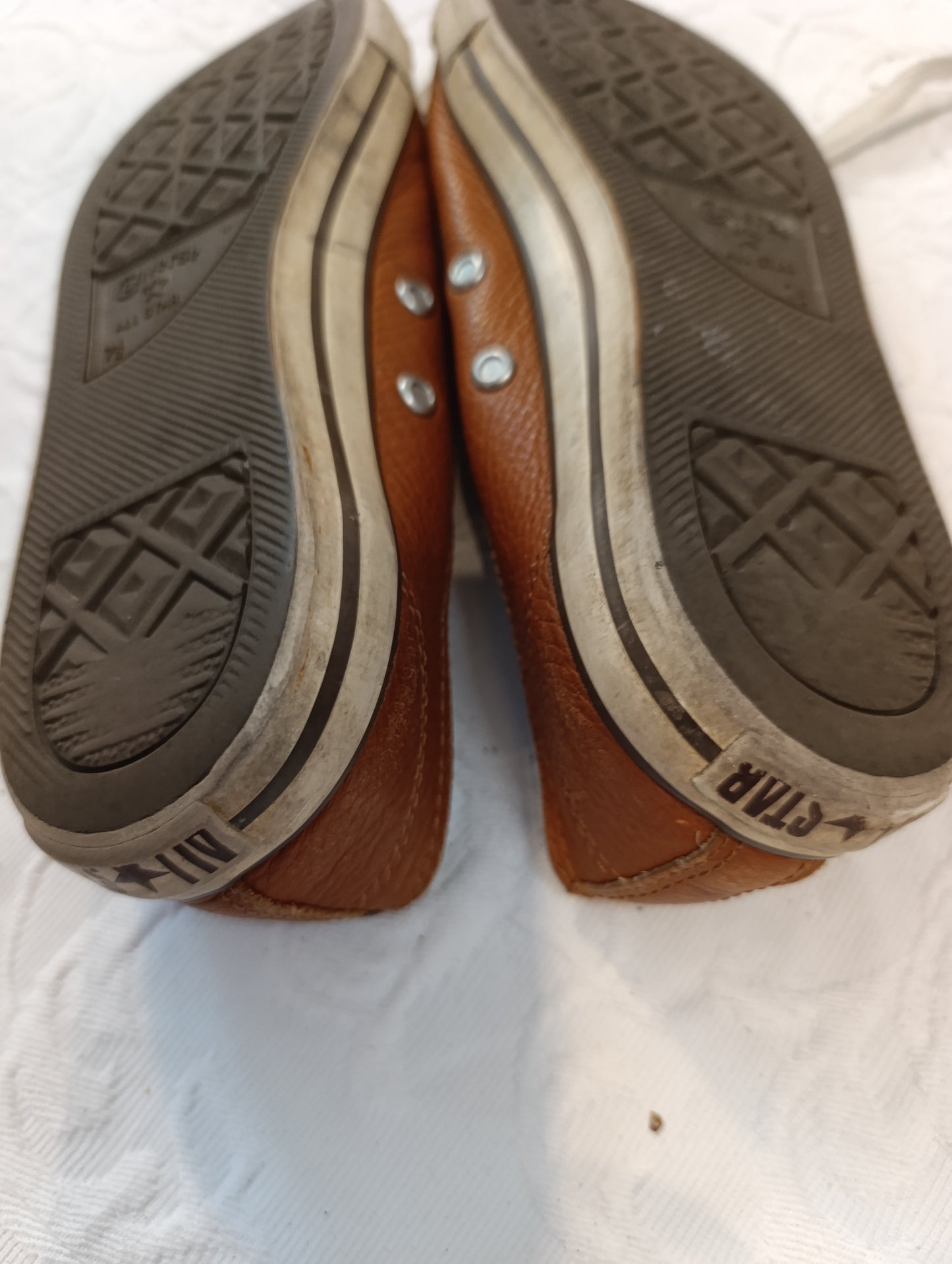 Getragene, stark abgenutzte, braune Converse All Star Größe 38,5