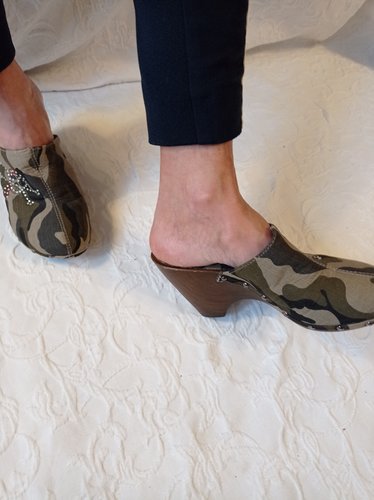 Getragene schwarze  offene  Clogs  Stoff Gr. 40