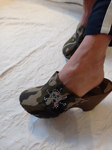 Getragene schwarze  offene  Clogs  Stoff Gr. 40