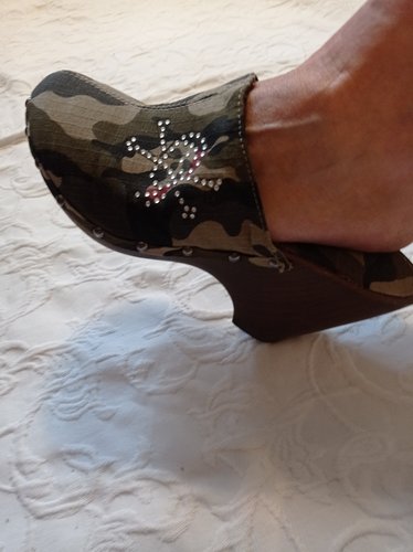 Getragene schwarze  offene  Clogs  Stoff Gr. 40