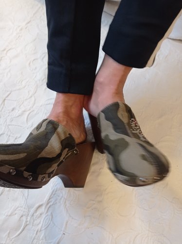 Getragene schwarze  offene  Clogs  Stoff Gr. 40