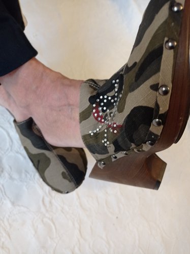 Getragene schwarze  offene  Clogs  Stoff Gr. 40