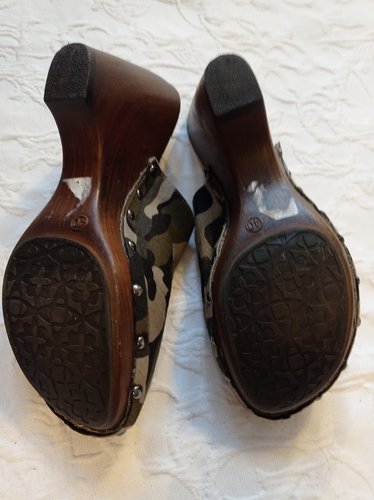 Getragene schwarze  offene  Clogs  Stoff Gr. 40