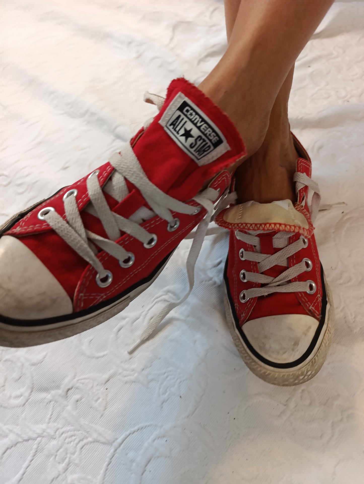 Getragene, stark abgenutzte, rote Converse All Star Größe 37,5